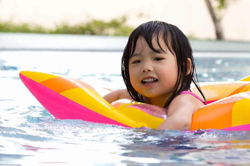 Lakukan 5 Persiapan Sebelum Mengajak Anak Berenang