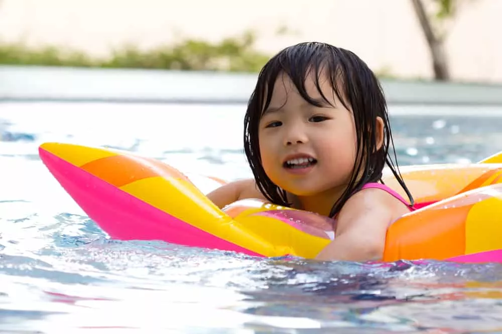 Lakukan 5 Persiapan Sebelum Mengajak Anak Berenang