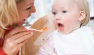 2 Kebiasaan Buruk Orangtua yang Bisa Anak Malas Makan