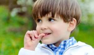 4 Cara Menghentikan Anak yang Sering Menggigit Kuku