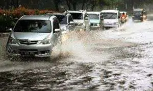 7 Jenis Barang yang Wajib Ada di Dalam Mobil Saat Musim Hujan
