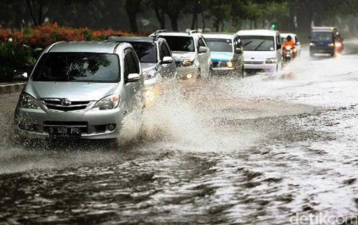 7 Jenis Barang yang Wajib Ada di Dalam Mobil Saat Musim Hujan