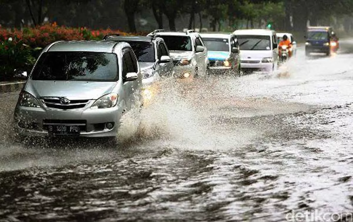 7 Jenis Barang yang Wajib Ada di Dalam Mobil Saat Musim Hujan
