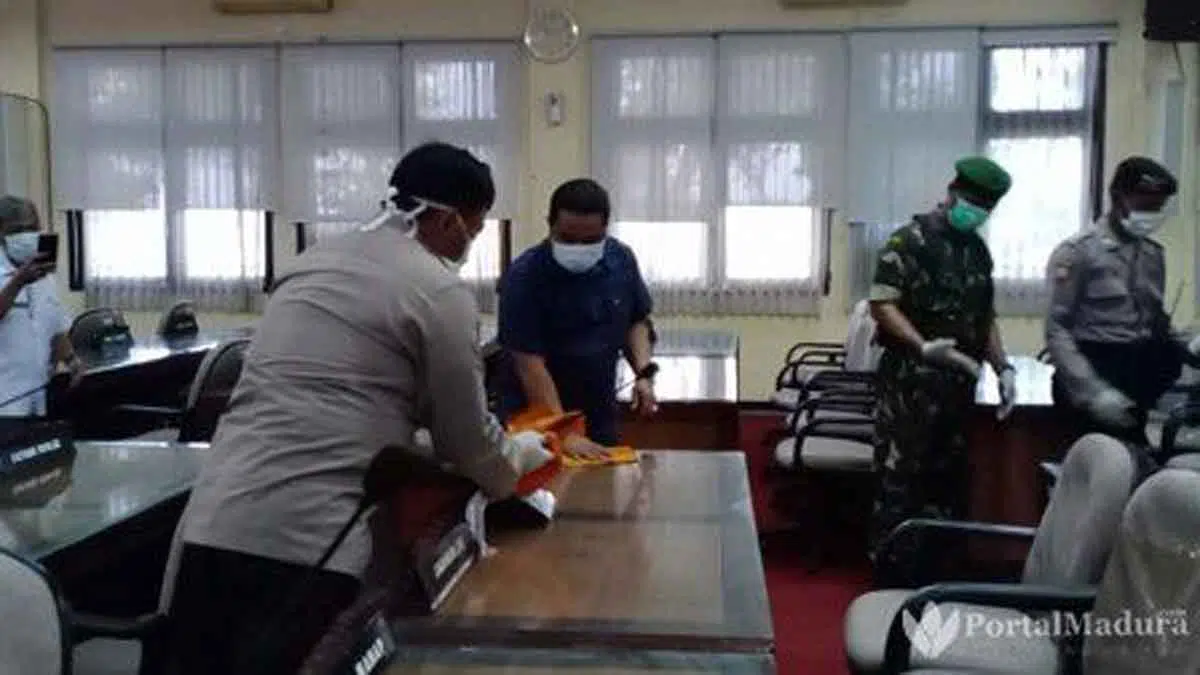 Anggota Dewan di Madura Jalani Tes Corona & Tempat Kerja Disemprot Disinfektan