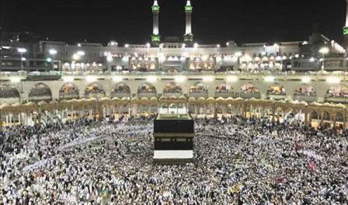 dok. Jemaah haji mengelilingi Ka'bah, situs paling suci Islam, terletak di pusat Masjid al-Haram (Masjid Agung) di Mekah, Arab Saudi pada 22 Agustus 2017. (AA)