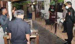 Darurat Covid-19, Pengunjung Kafe di Bangkalan Dibubarkan