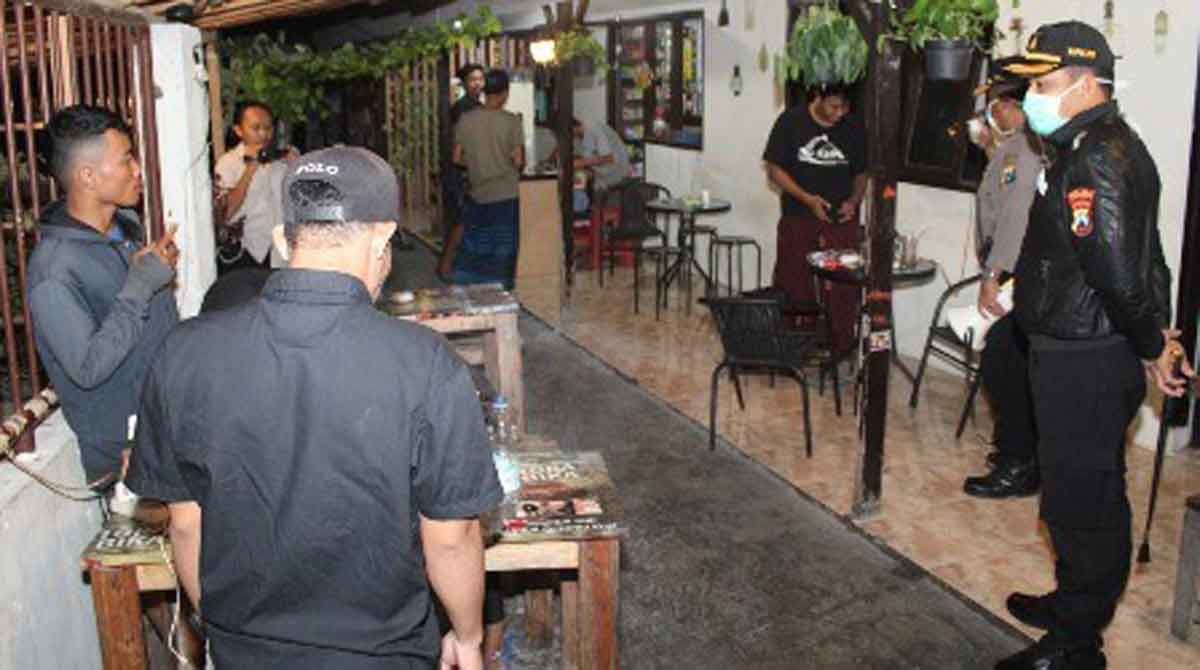 Darurat Covid-19, Pengunjung Kafe di Bangkalan Dibubarkan