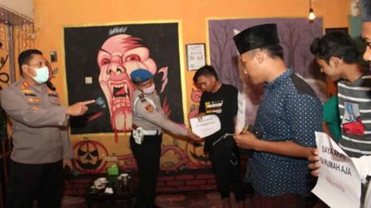 Sisir Cafe, Petugas Gabungan Bubarkan Kerumunan Warga
