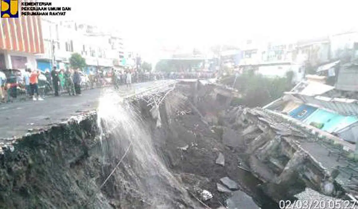 Jalan Nasional Ambles Puluhan Meter, Sembilan Ruko di Jember Alami Kerusakan