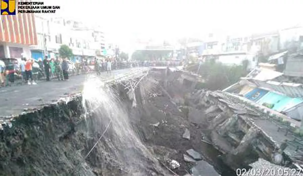 Jalan Nasional Ambles Puluhan Meter, Sembilan Ruko di Jember Alami Kerusakan