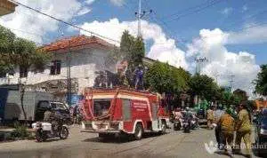 Jalan Protokol di Sumenep Disemprot Cairan Disinfektan