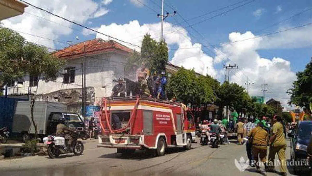Jalan Protokol di Sumenep Disemprot Cairan Disinfektan