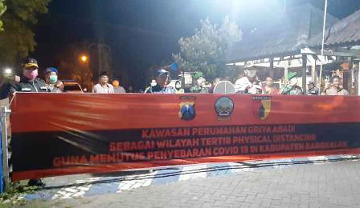 Wujud Physical Distancing, Malam Hari Portal Perumahan Ditutup