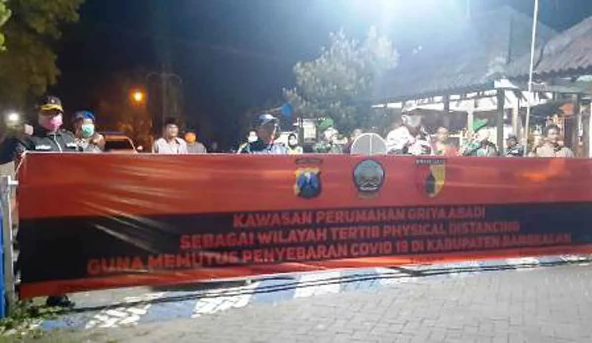Wujud Physical Distancing, Malam Hari Portal Perumahan Ditutup