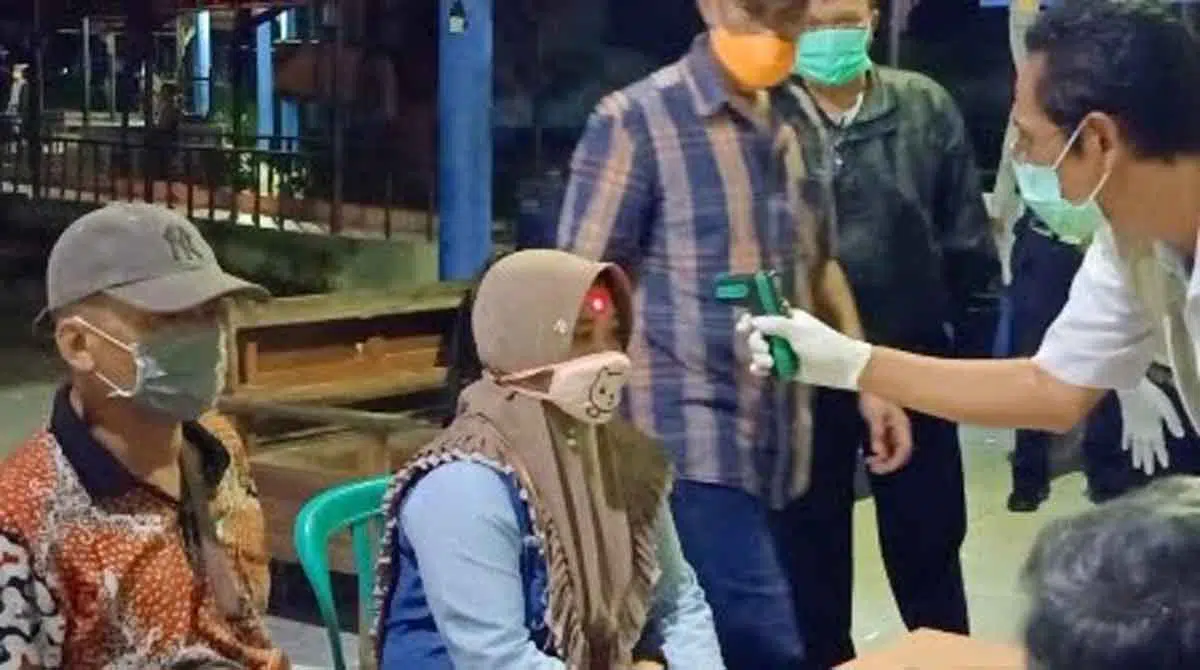 Cegah Covid-19, Penumpang Bus dari Jakarta Jalani Cek Suhu & Disemprot Disinfektan