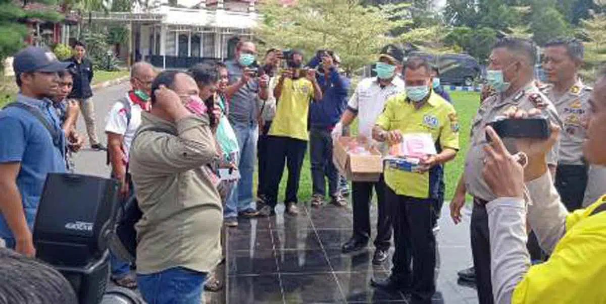 Polres Bangkalan Bagikan Masker & Vitamin Pada Wartawan