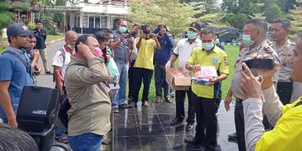 Polres Bangkalan Bagikan Masker & Vitamin Pada Wartawan