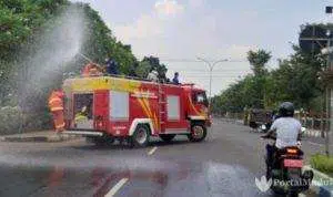 Pemerintah Semprot Disinfektan Dengan Mobil Damkar Di Jl Akses Kota Bangkalan