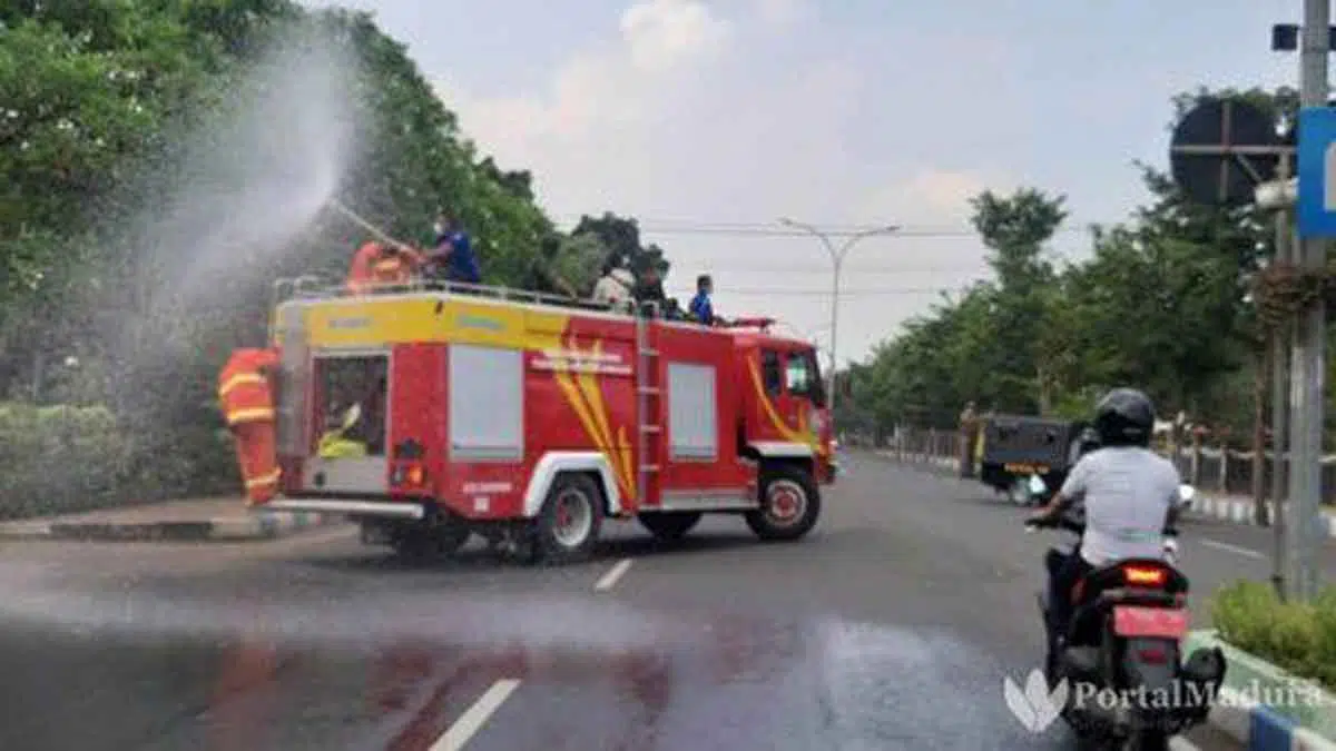 Pemerintah Semprot Disinfektan Dengan Mobil Damkar Di Jl Akses Kota Bangkalan
