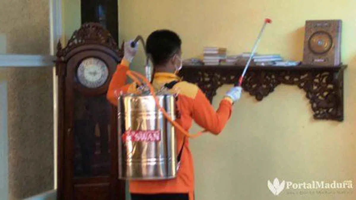 Pemkab Sumenep Semprot Cairan Disinfektan di Masjid dan Pasar