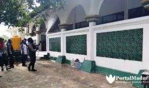 Polres Sumenep Semprotkan Disinfektan Lingkungan PP Mathaliul Anwar