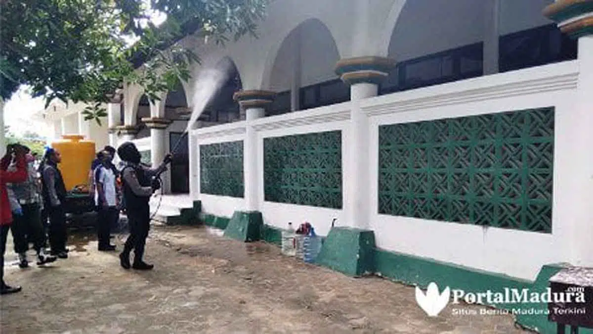 Polres Sumenep Semprotkan Disinfektan Lingkungan PP Mathaliul Anwar