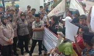 Warga Sampang Tolak Pengadaan Dua Unit Mobil Alphard dan Enam Toyota Fortuner
