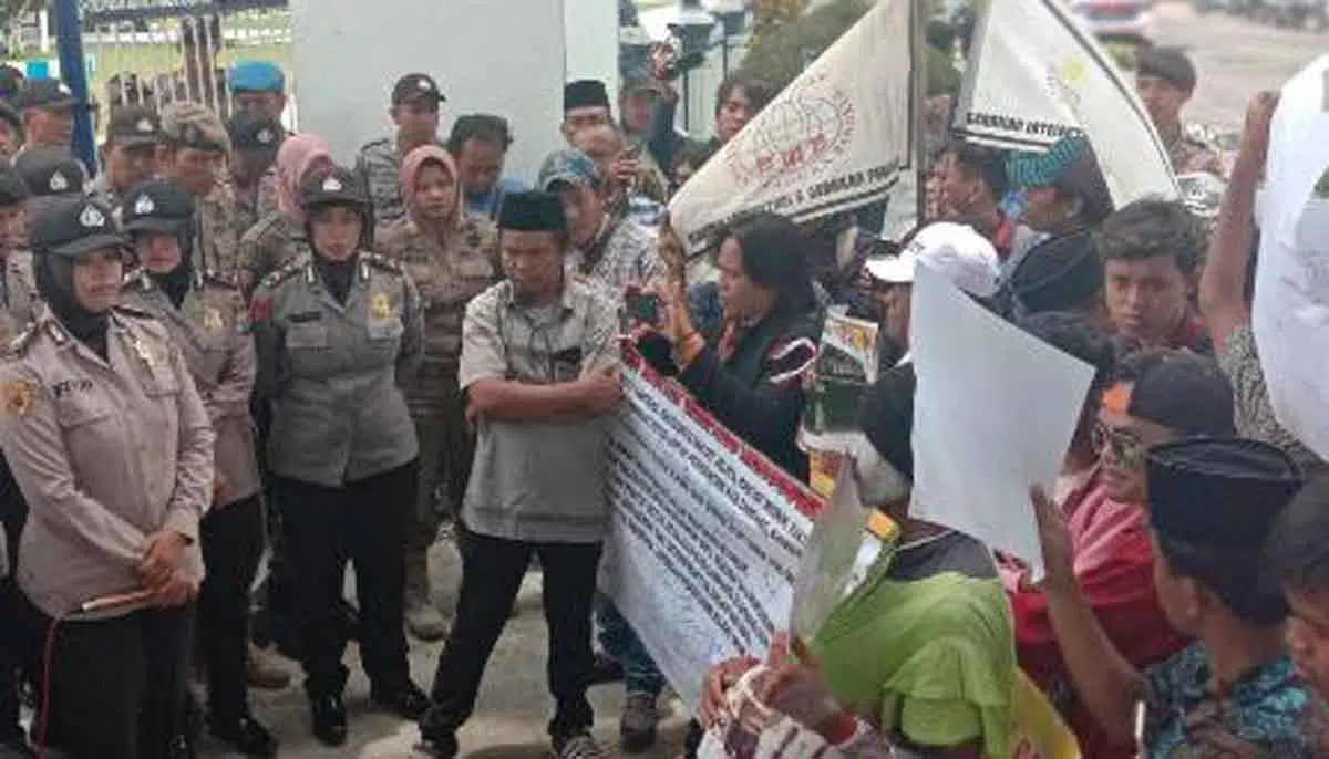 Warga Sampang Tolak Pengadaan Dua Unit Mobil Alphard dan Enam Toyota Fortuner
