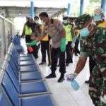 Antisipasi Corona, Petugas Semprotkan Cairan di Tempat Layanan Publik