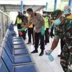 Antisipasi Corona, Petugas Semprotkan Cairan di Tempat Layanan Publik