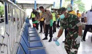 Antisipasi Corona, Petugas Semprotkan Cairan di Tempat Layanan Publik