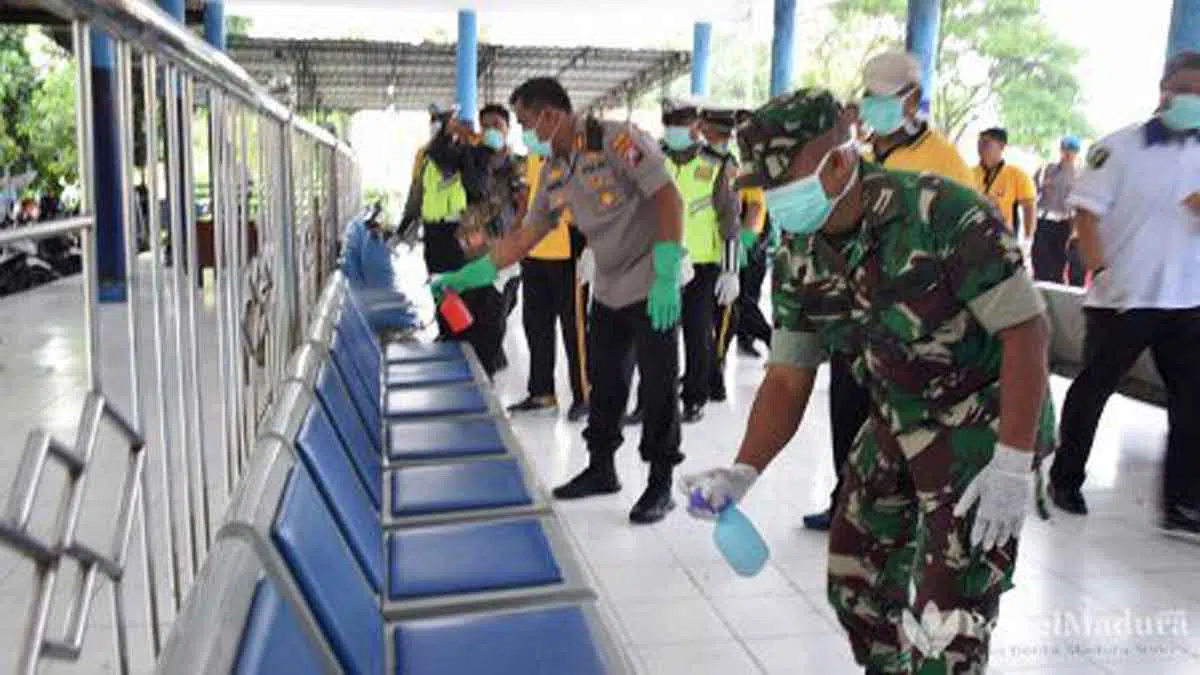 Antisipasi Corona, Petugas Semprotkan Cairan di Tempat Layanan Publik