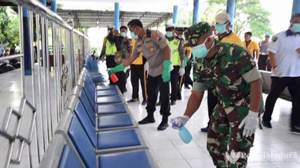 Antisipasi Corona, Petugas Semprotkan Cairan di Tempat Layanan Publik