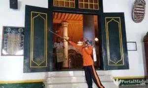 Sterilisasi Tempat Ibadah, Takmir Masjid Jamik Sumenep : Jamaah Tak Perlu Takut ke Masjid