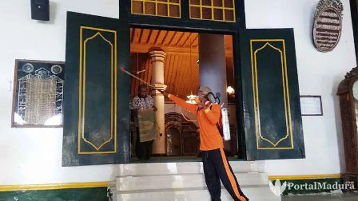 Sterilisasi Tempat Ibadah, Takmir Masjid Jamik Sumenep : Jamaah Tak Perlu Takut ke Masjid