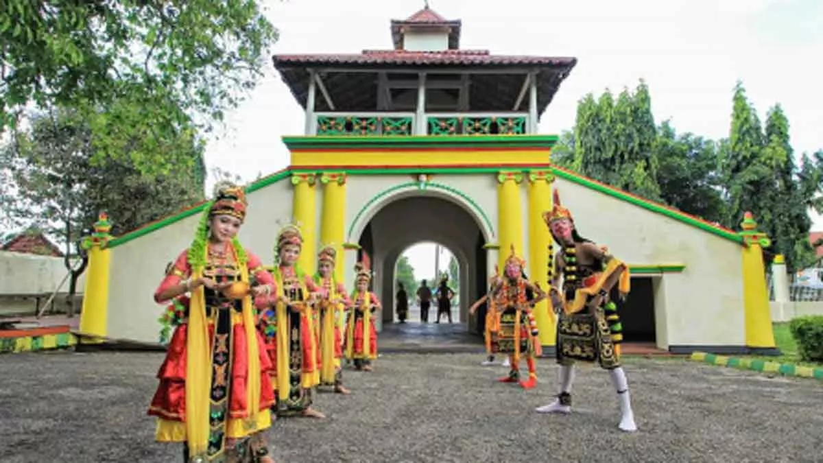 Strategi Sumenep Dalam Meningkatkan Jumlah Wisatawan - Portalmadura.com dok. Labang Mesem Keraton Sumenep (Foto. Arif Cool Break)