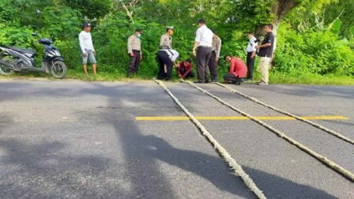 Polres Sumenep Pasang Pita Kejut, Redam Kecepatan Kendaraan Jelang Posko Covid-19