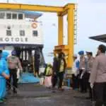 Cegah Covid-19, Penumpang Kapal Ferry Disemprot Disinfektan