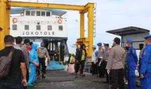 Cegah Covid-19, Penumpang Kapal Ferry Disemprot Disinfektan