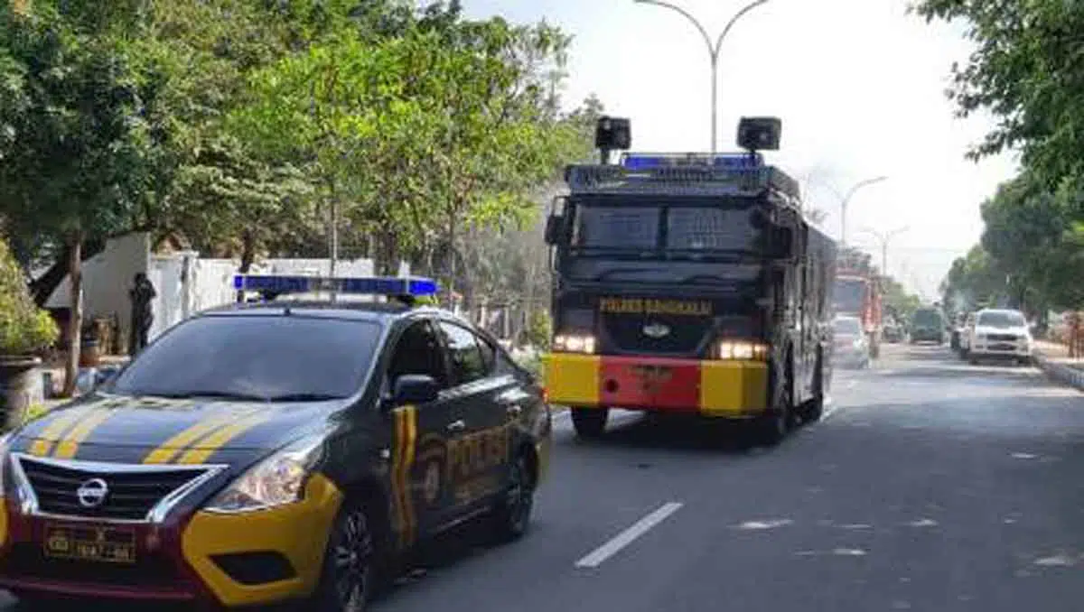 Mobil Water Cannon & Damkar Semprot Disinfektan di Jalan Protokol Bangkalan