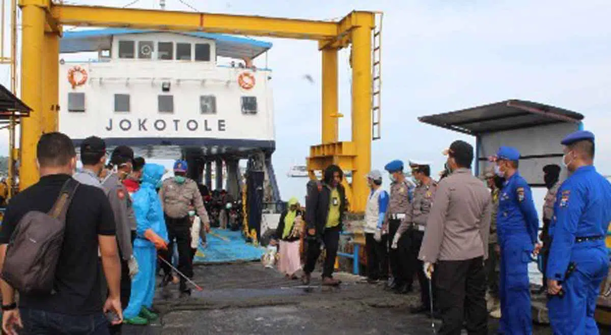Cegah Covid-19, Penumpang Kapal Ferry Disemprot Disinfektan