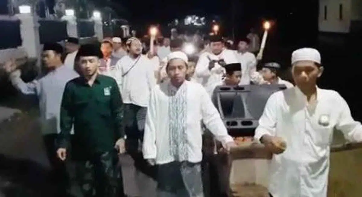 Darurat Covid-19, Santri & Warga Bangkalan Selawatan Keliling Kampung