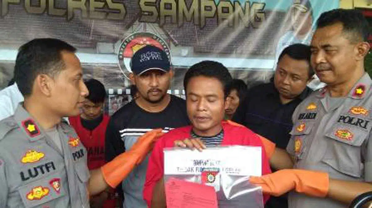 Polisi menunjukkan barang bukti dan tersangka penggelapan (Foto. Rafi)