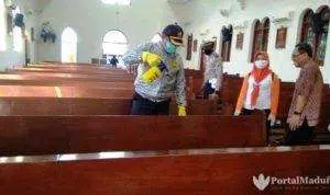 Tim Gabungan Semprotkan Disinfektan di Kampung Toleransi