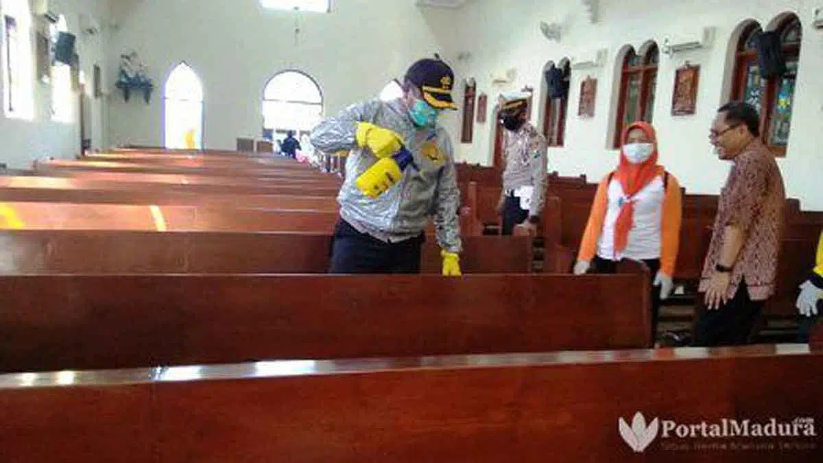 Tim Gabungan Semprotkan Disinfektan di Kampung Toleransi