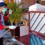 Sadar Covid-19, Warga Perum BTN Kolor Semprotkan Cairan Disinfektan Secara Mandiri