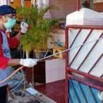 Sadar Covid-19, Warga Perum BTN Kolor Semprotkan Cairan Disinfektan Secara Mandiri