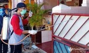Sadar Covid-19, Warga Perum BTN Kolor Semprotkan Cairan Disinfektan Secara Mandiri