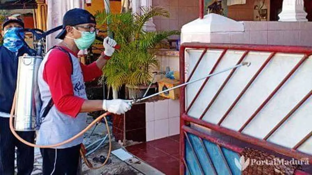 Sadar Covid-19, Warga Perum BTN Kolor Semprotkan Cairan Disinfektan Secara Mandiri