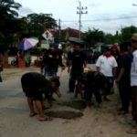 Jalan Rusak Ancam Keselamatan Warga Sumenep, Pemuda Ansor Aksi Tambal Sulam